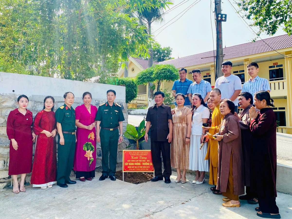 BTC Lễ ra mắt cuốn sách, đại diện Giáo hội Phật giáo tỉnh Thái Nguyên và các đại biểu chụp ảnh lưu niệm bên cây bàng vuông Trường Sa BTC Lễ ra mắt cuốn sách, đại diện Giáo hội Phật giáo tỉnh Thái Nguyên và các đại biểu chụp ảnh lưu niệm bên cây bàng vuông Trường Sa