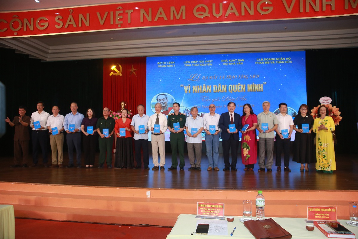 Tác giả Diệu Ân tặng sách cho các đại biểu tham dự chương trình Tác giả Diệu Ân tặng sách cho các đại biểu tham dự chương trình