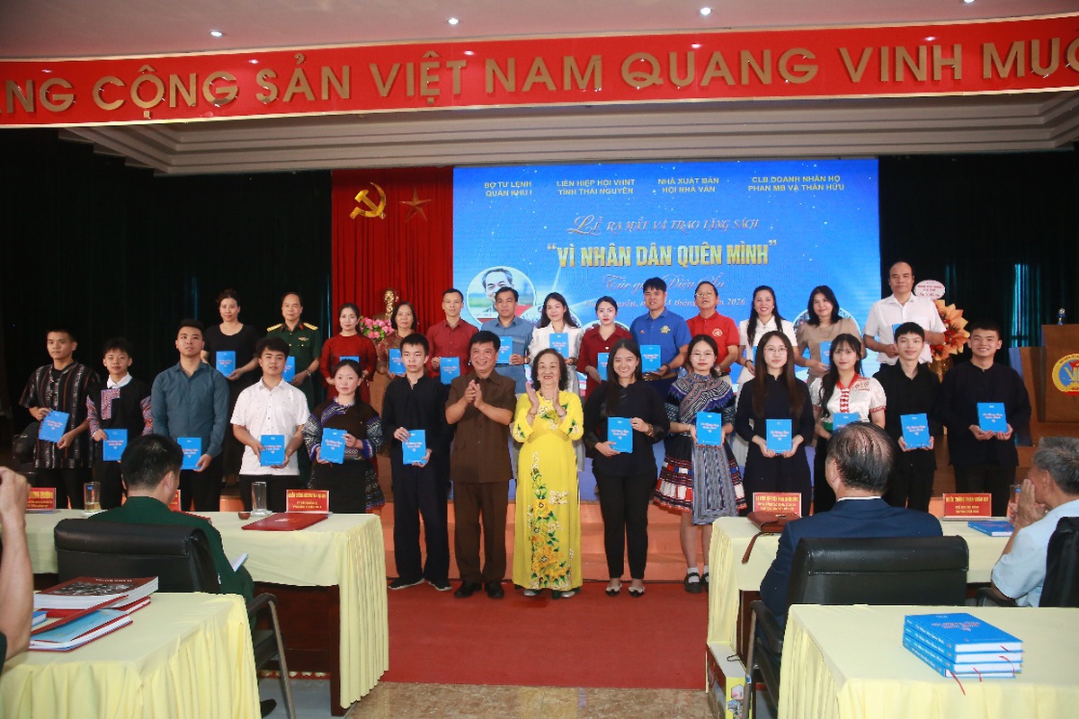 Cuốn sách "Vì Nhân dân quên mình": Khúc tráng ca về những vị tướng của lòng dân- Ảnh 8. Cuốn sách "Vì Nhân dân quên mình": Khúc tráng ca về những vị tướng của lòng dân- Ảnh 8.