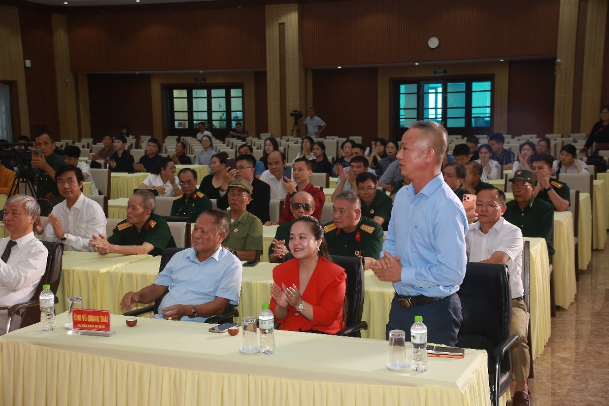 Cuốn sách "Vì Nhân dân quên mình": Khúc tráng ca về những vị tướng của lòng dân- Ảnh 9. Cuốn sách "Vì Nhân dân quên mình": Khúc tráng ca về những vị tướng của lòng dân- Ảnh 9.