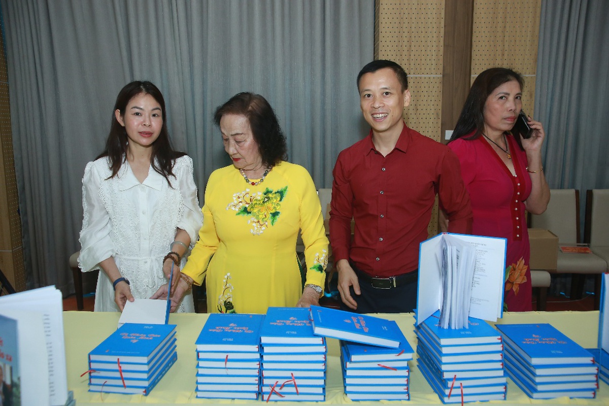 Cuốn sách "Vì Nhân dân quên mình": Khúc tráng ca về những vị tướng của lòng dân- Ảnh 10. Cuốn sách "Vì Nhân dân quên mình": Khúc tráng ca về những vị tướng của lòng dân- Ảnh 10.