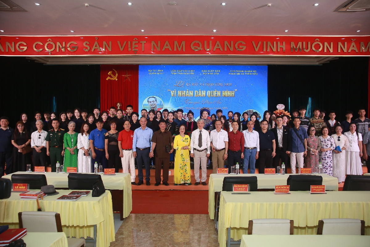 Cuốn sách "Vì Nhân dân quên mình": Khúc tráng ca về những vị tướng của lòng dân- Ảnh 11. Cuốn sách "Vì Nhân dân quên mình": Khúc tráng ca về những vị tướng của lòng dân- Ảnh 11.