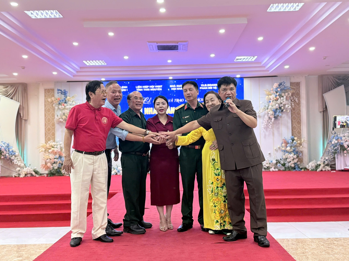 Cuốn sách "Vì Nhân dân quên mình": Khúc tráng ca về những vị tướng của lòng dân- Ảnh 12. Cuốn sách "Vì Nhân dân quên mình": Khúc tráng ca về những vị tướng của lòng dân- Ảnh 12.