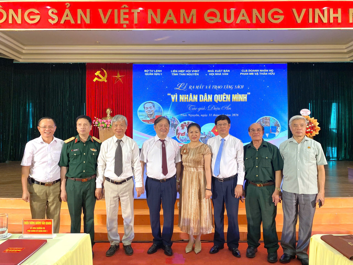 Cuốn sách "Vì Nhân dân quên mình": Khúc tráng ca về những vị tướng của lòng dân- Ảnh 14. Cuốn sách "Vì Nhân dân quên mình": Khúc tráng ca về những vị tướng của lòng dân- Ảnh 14.