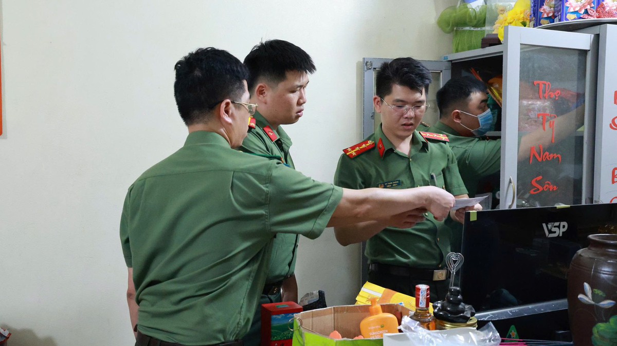 Bắt 3 đối tượng nữ bòn rút hàng tỷ đồng tiền công đức ở Đền Kỳ Cùng - Ảnh 2. Bắt 3 đối tượng nữ bòn rút hàng tỷ đồng tiền công đức ở Đền Kỳ Cùng - Ảnh 2.