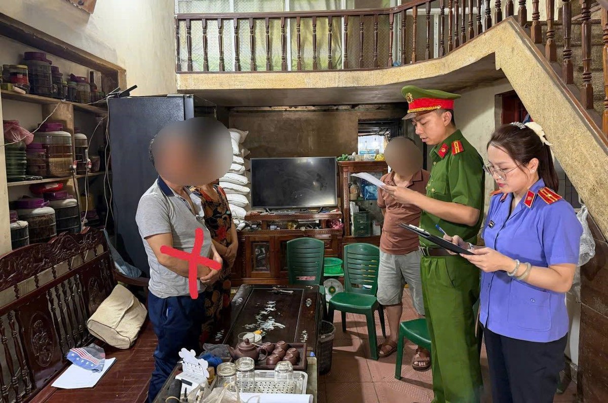 Triệt phá 2 "tổng kho" chứa hàng nghìn chai thực phẩm giả- Ảnh 1.