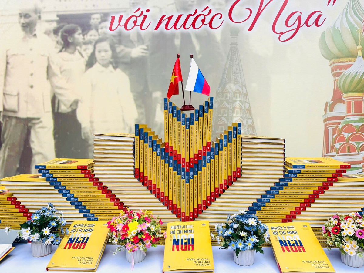 Cuốn sách ảnh song ngữ Việt - Nga "Nguyễn Ái Quốc – Hồ Chí Minh với nước Nga" Cuốn sách ảnh song ngữ Việt - Nga "Nguyễn Ái Quốc – Hồ Chí Minh với nước Nga"