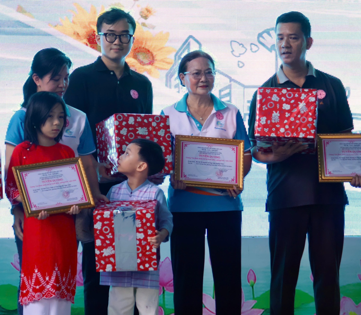 Tuyên dương 30 gương 'Người con hiếu thảo' tại Ngày hội Gia đình hạnh phúc- Ảnh 1.