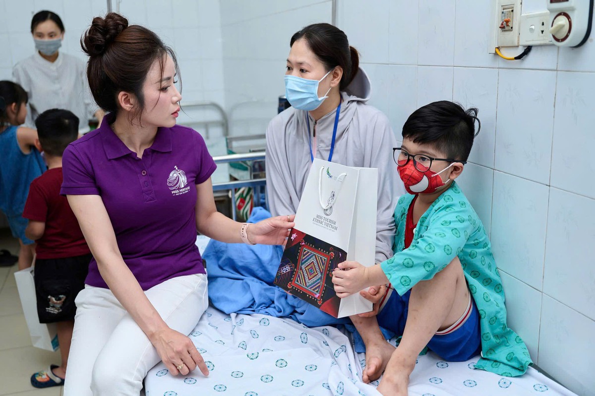 Từ nghệ sĩ đàn tranh đến Người đẹp Ảnh Di sản- Ảnh 2.