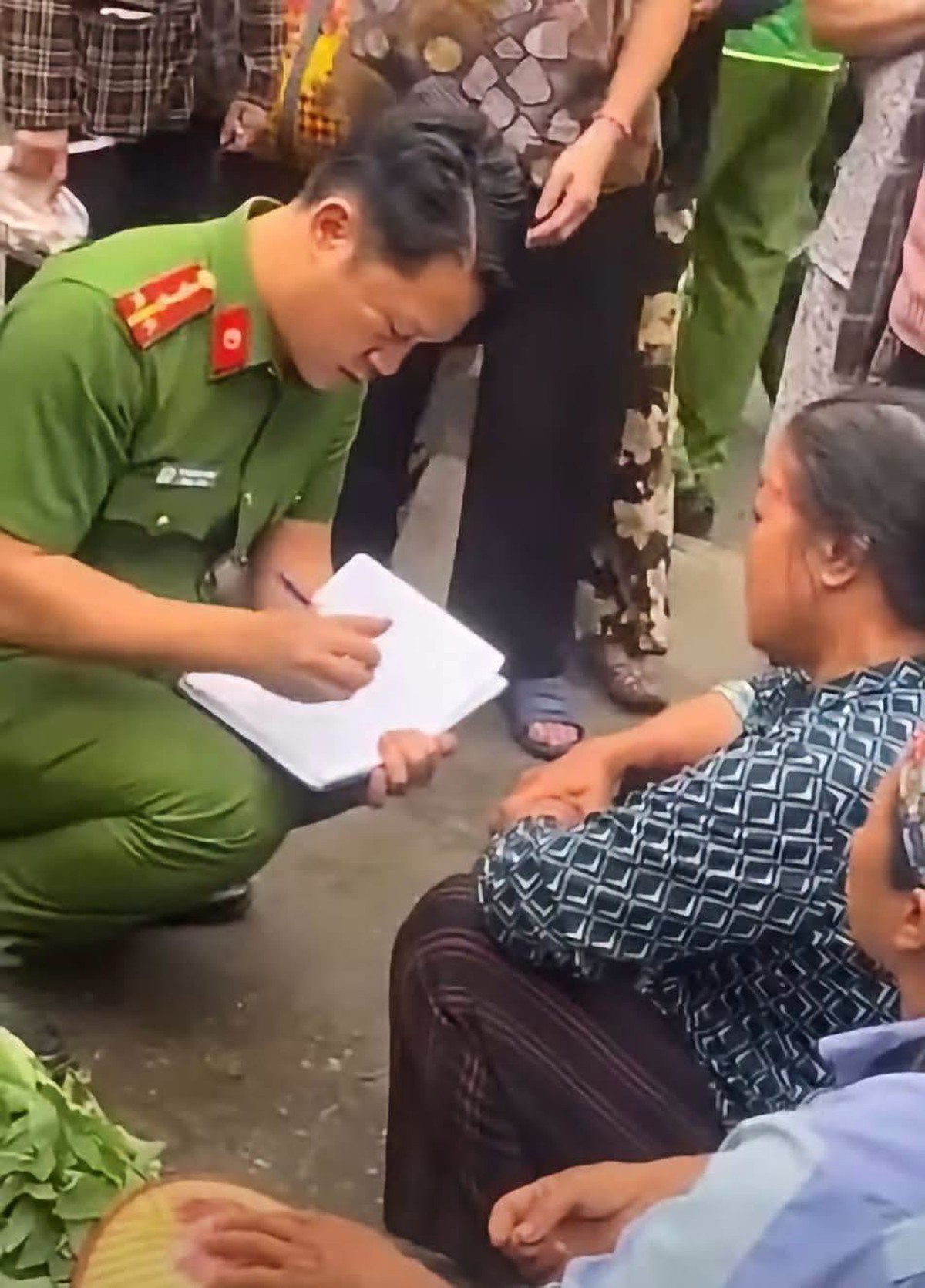 Phú Thọ: Xác minh vụ người bán rau bị xịt nước đến chảy máu mặt- Ảnh 1.
