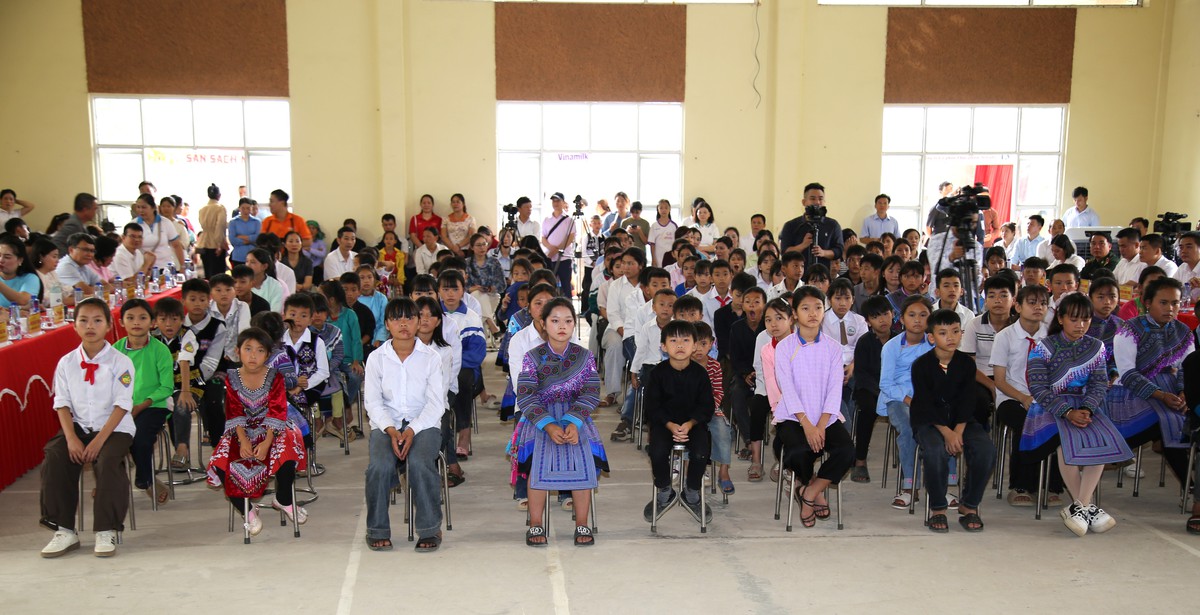 Những ly sữa yêu thương tiếp sức trẻ em vùng cao Mường Khương - Ảnh 2.