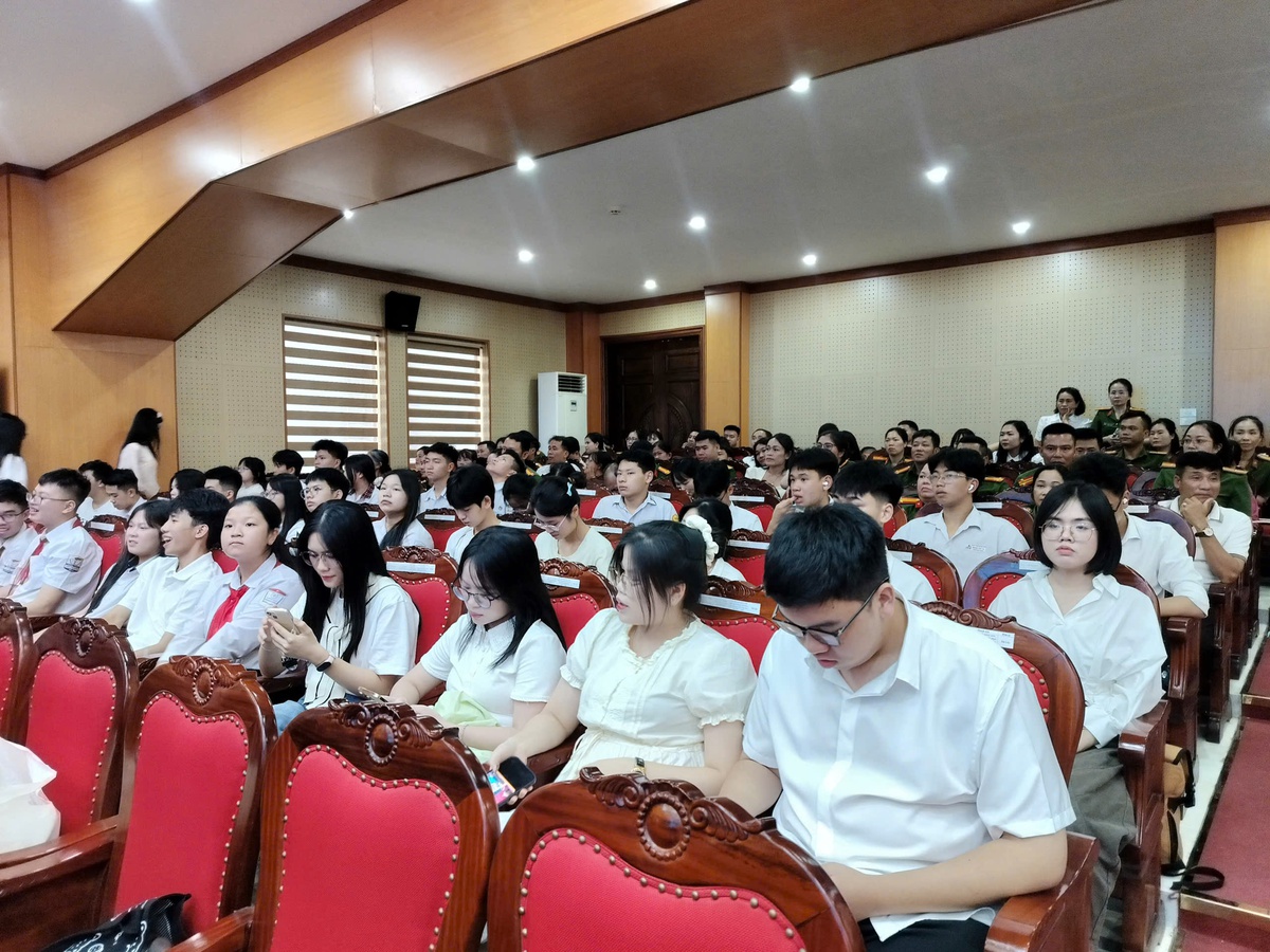 Tuyên dương 155 học sinh là con cán bộ Cục C10 đạt giải học sinh giỏi- Ảnh 1.