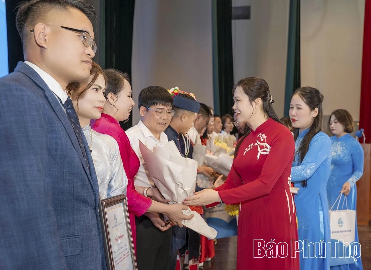 PTôn vinh 20 gia đình tiêu biểu xây dựng tổ ấm hạnh phúc - Ảnh 1.