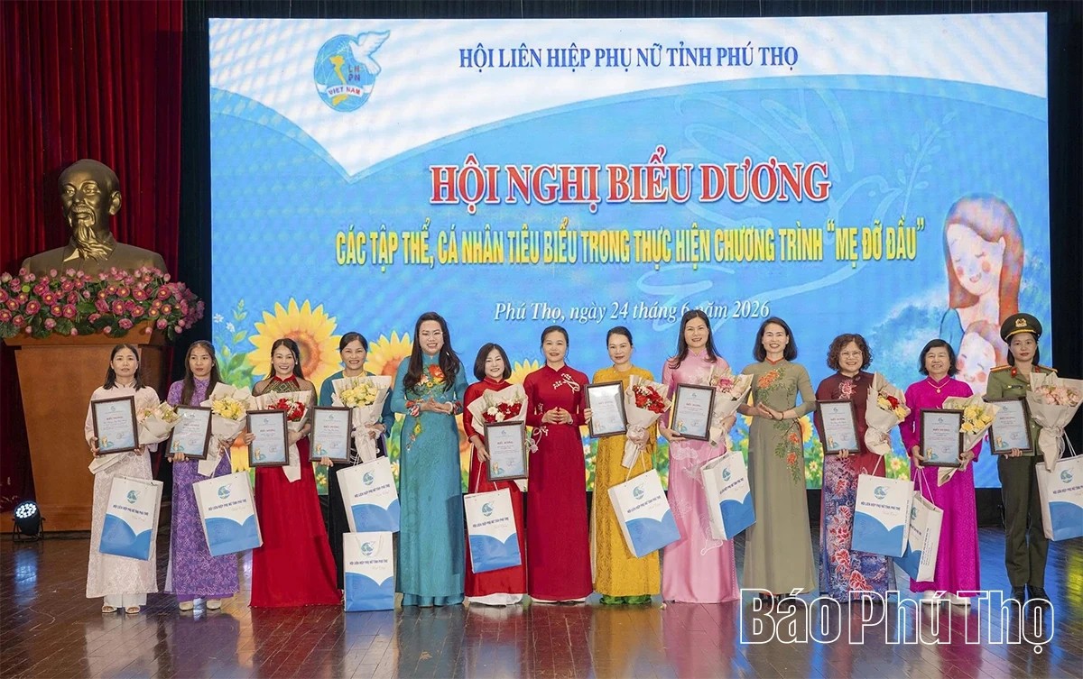 PTôn vinh 20 gia đình tiêu biểu xây dựng tổ ấm hạnh phúc - Ảnh 2.