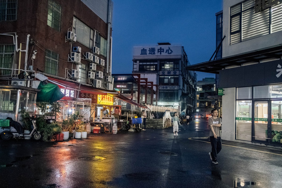 Giữa hai mũi kim- Ảnh 1.