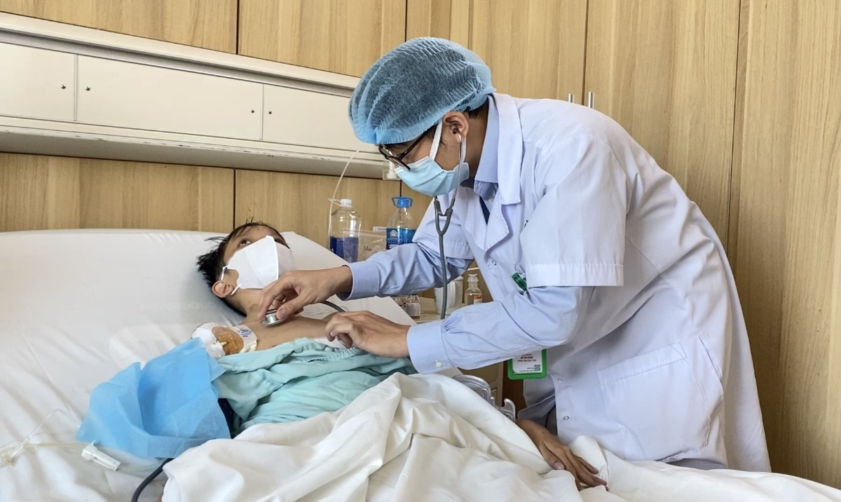 Hai anh chị mất vì cùng căn bệnh di truyền, nam sinh 16 tuổi được hồi sinh nhờ ca ghép gan - Ảnh 1.