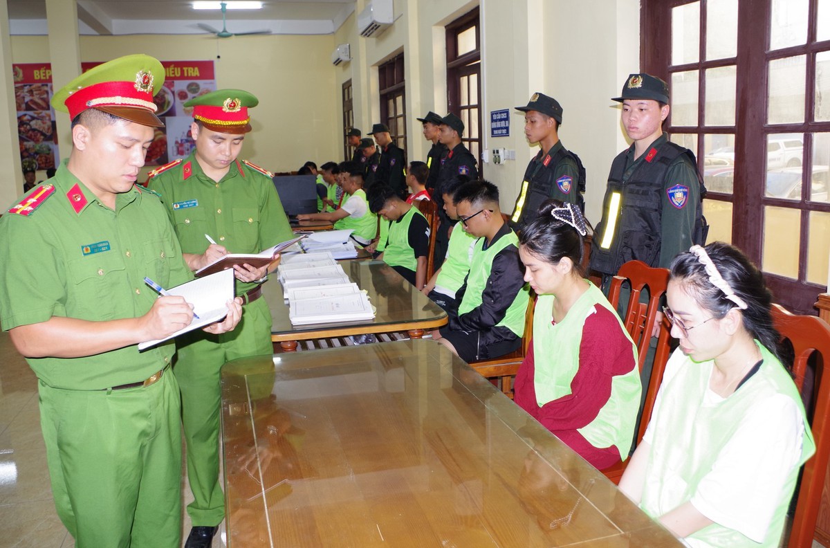 Giả danh công an, viện kiểm sát lừa đảo hơn 250 tỷ đồng - Ảnh 1.