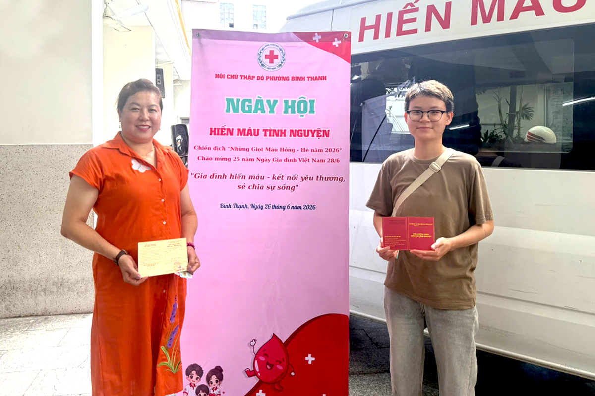 Xúc động hình ảnh nhiều thành viên trong gia đình, vợ chồng cùng đi hiến máu- Ảnh 1.