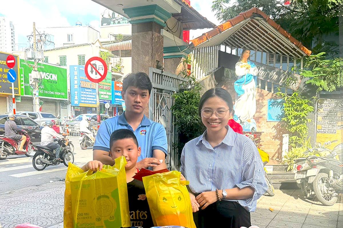 Xúc động hình ảnh nhiều thành viên trong gia đình, vợ chồng cùng đi hiến máu- Ảnh 2.