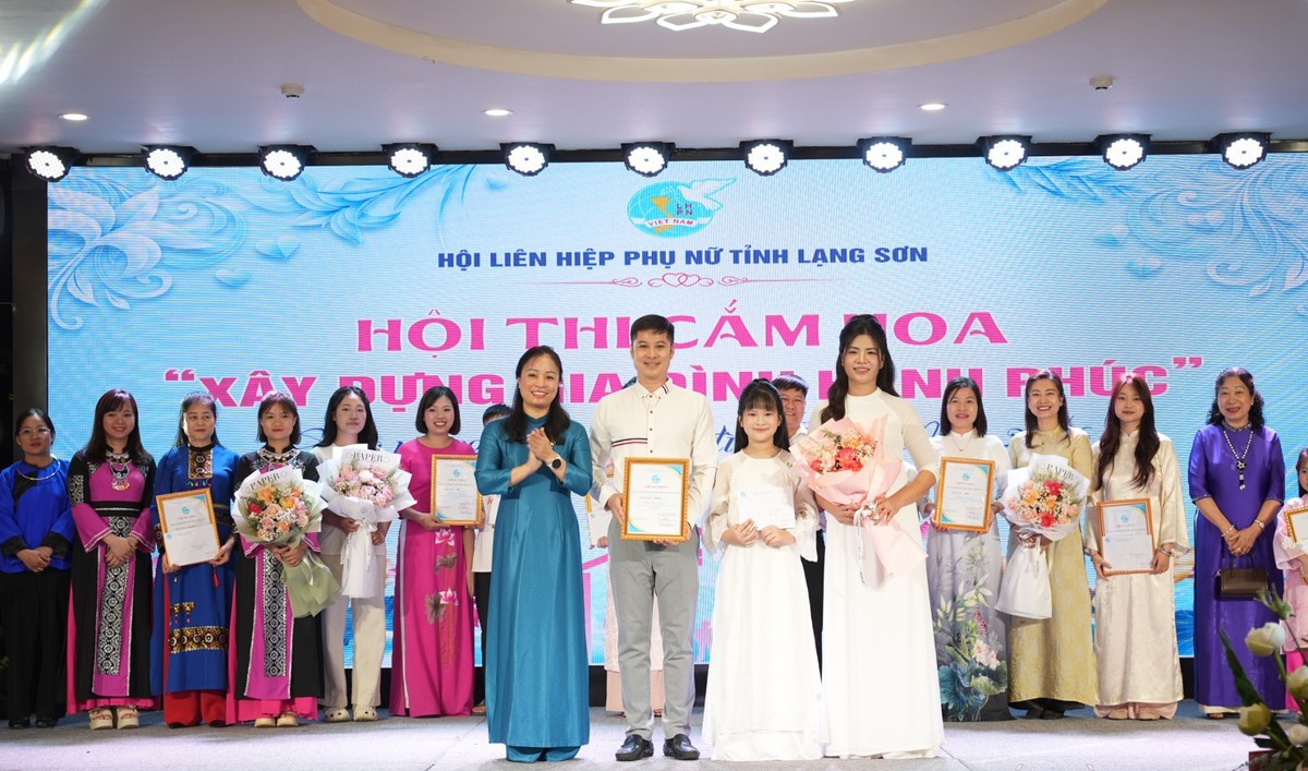 Phụ nữ xứ Lạng thi cắm hoa “xây dựng hạnh phúc gia đình”  - Ảnh 5.