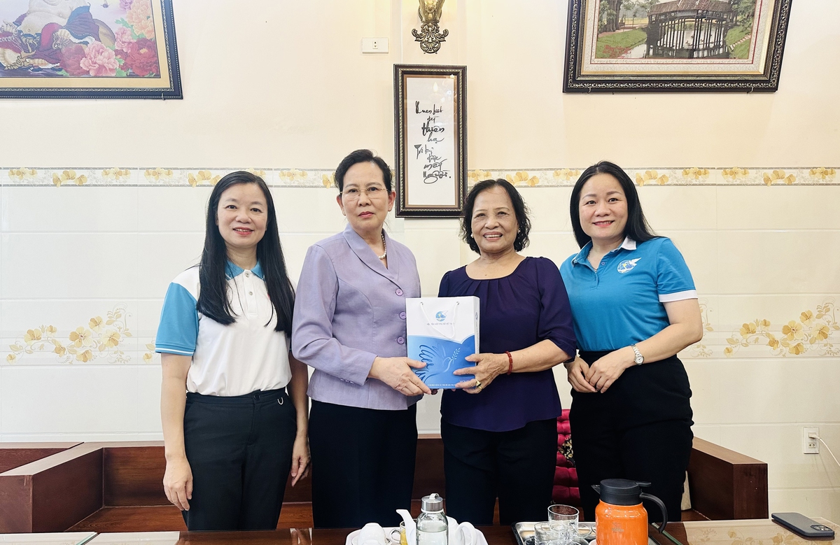 Chủ tịch Hội LHPN Việt Nam Lê Thị Thủy tri ân Tiểu đội 11 cô gái sông Hương - Ảnh 1.