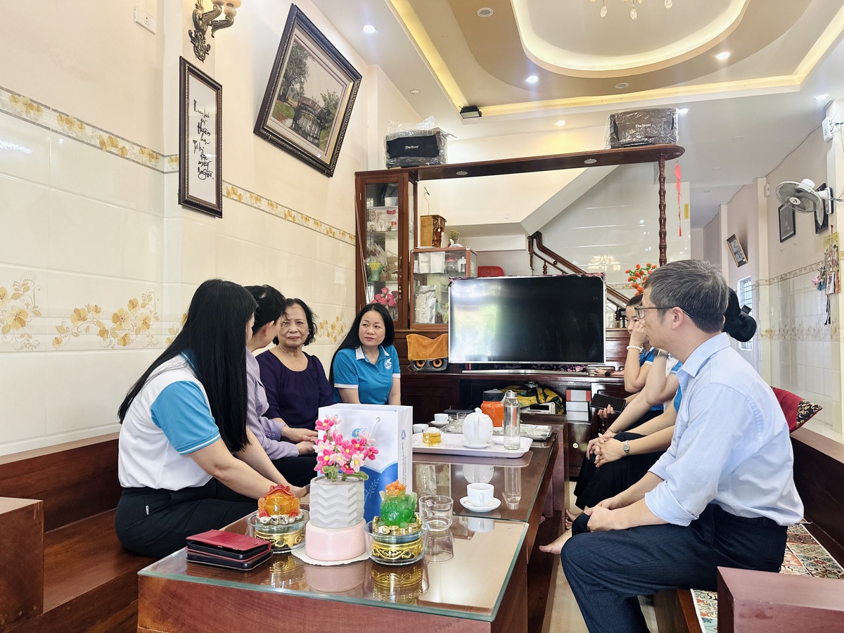 Chủ tịch Hội LHPN Việt Nam Lê Thị Thủy tri ân Tiểu đội 11 cô gái sông Hương - Ảnh 3.