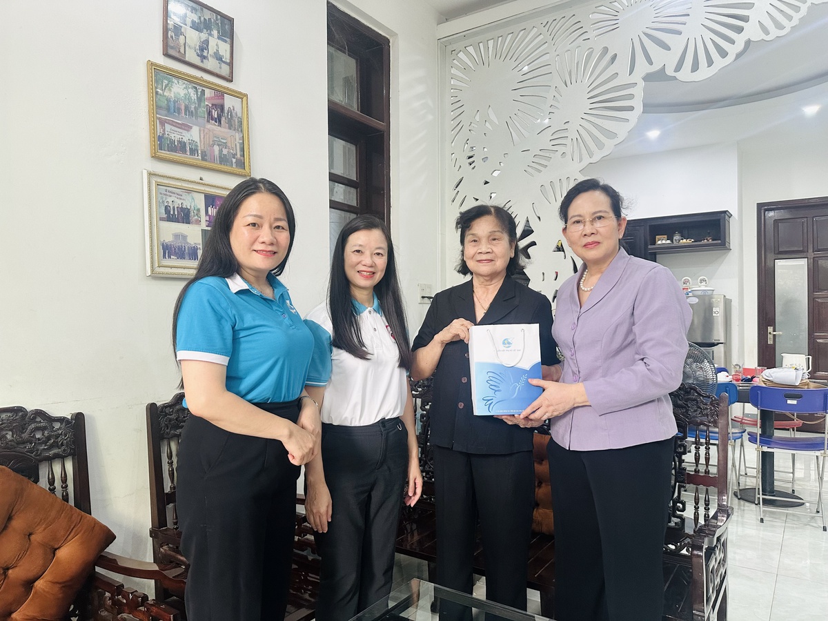 Chủ tịch Hội LHPN Việt Nam Lê Thị Thủy tri ân Tiểu đội 11 cô gái sông Hương - Ảnh 4.
