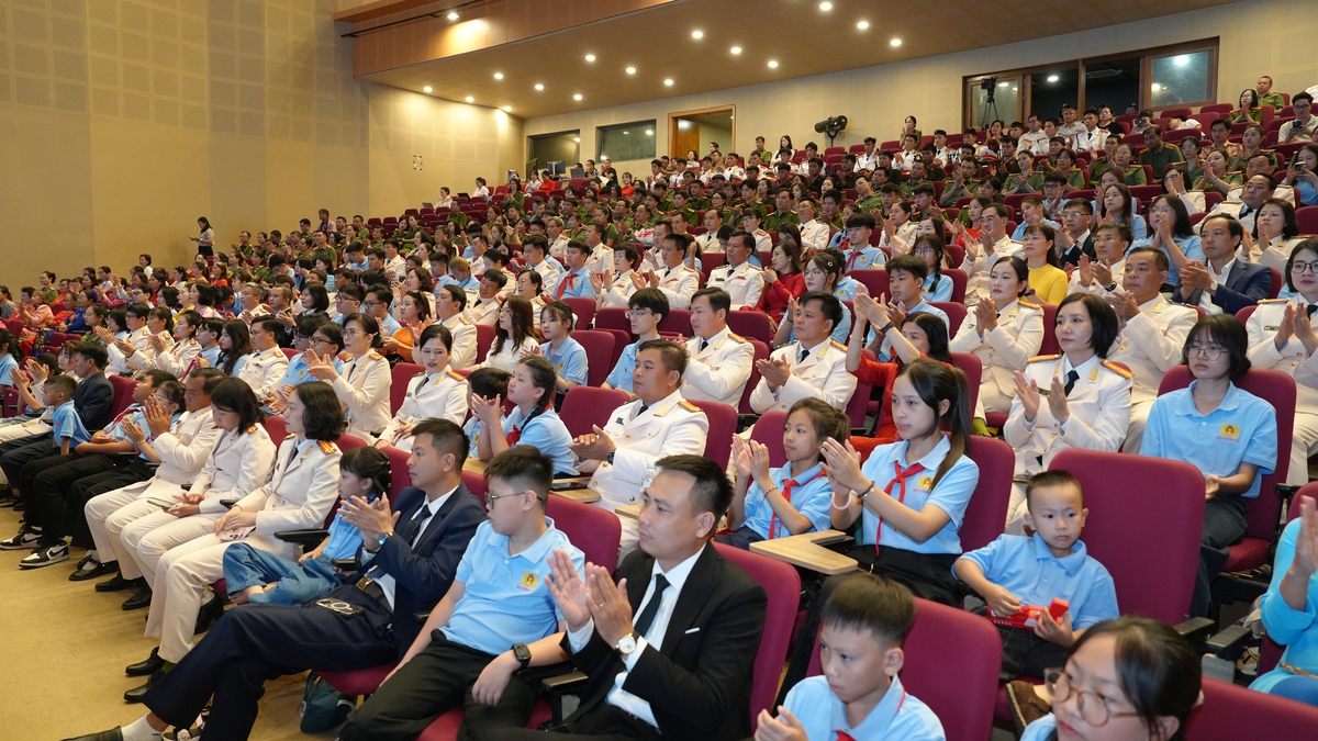 Tuyên dương gia đình Công an tiêu biểu giai đoạn 2021-2026 - Ảnh 4.