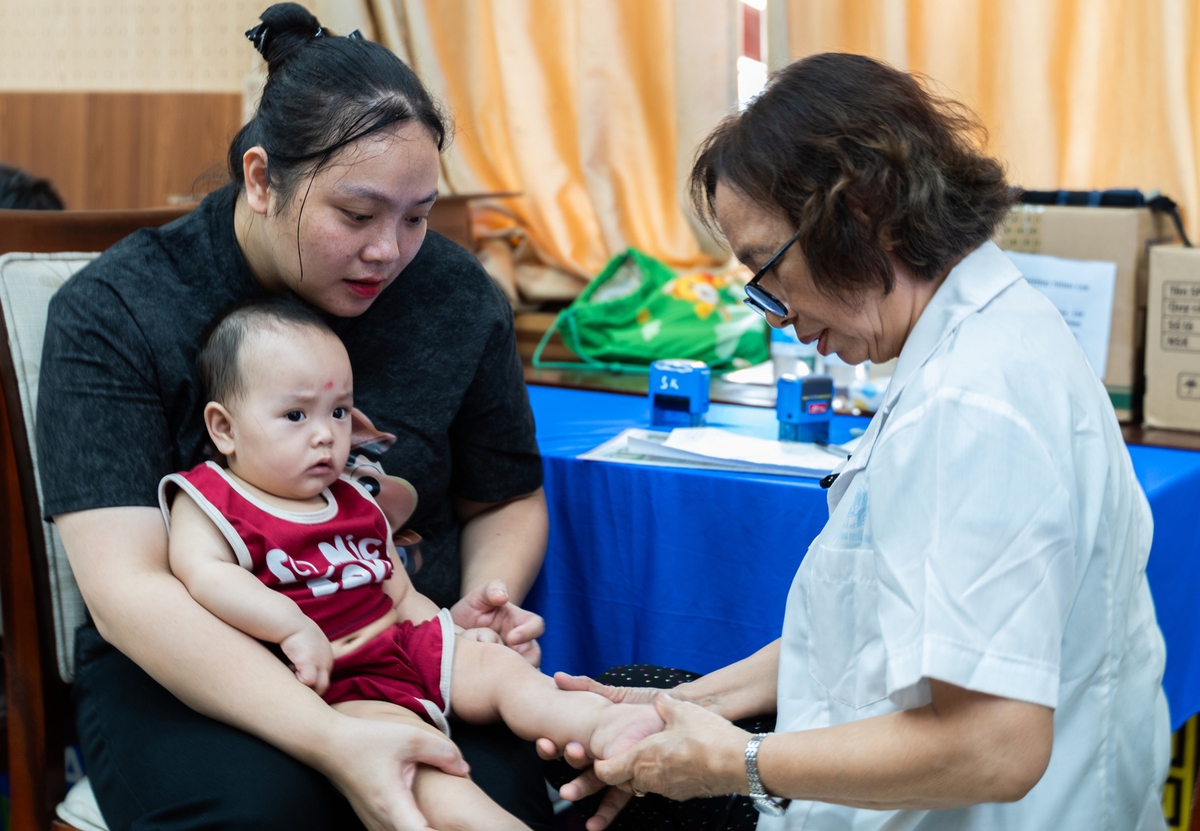 Mang "hành trình yêu thương" đến với gần 400 phụ nữ, trẻ em khó khăn ở Hải Phòng- Ảnh 1.