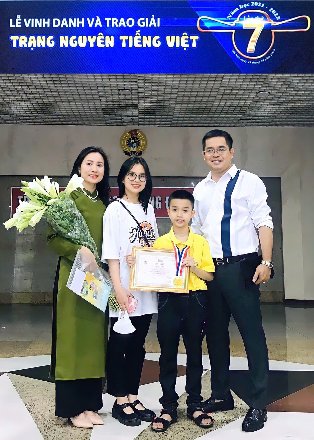Mâm cơm đá ong và người phụ nữ neo giữ nếp nhà - Ảnh 1.