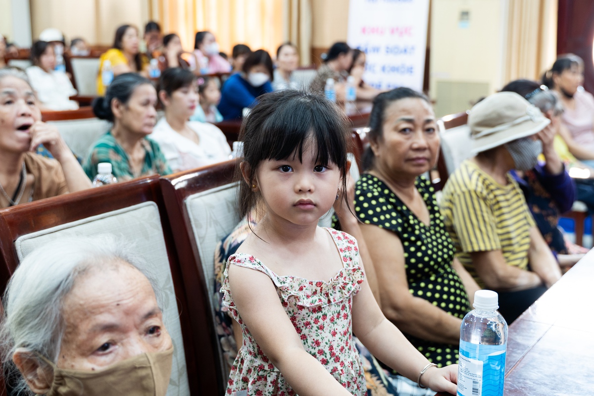 Mang "hành trình yêu thương" đến với gần 400 phụ nữ, trẻ em khó khăn ở Hải Phòng- Ảnh 2.
