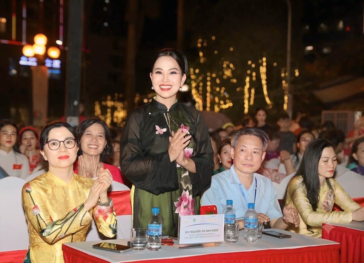 Nhà thiết kế Hương Beful và sứ mệnh khơi nguồn di sản: Hàng ngàn tà áo dài hòa sắc tạo nên đóa sen kỉ lục  - Ảnh 1.