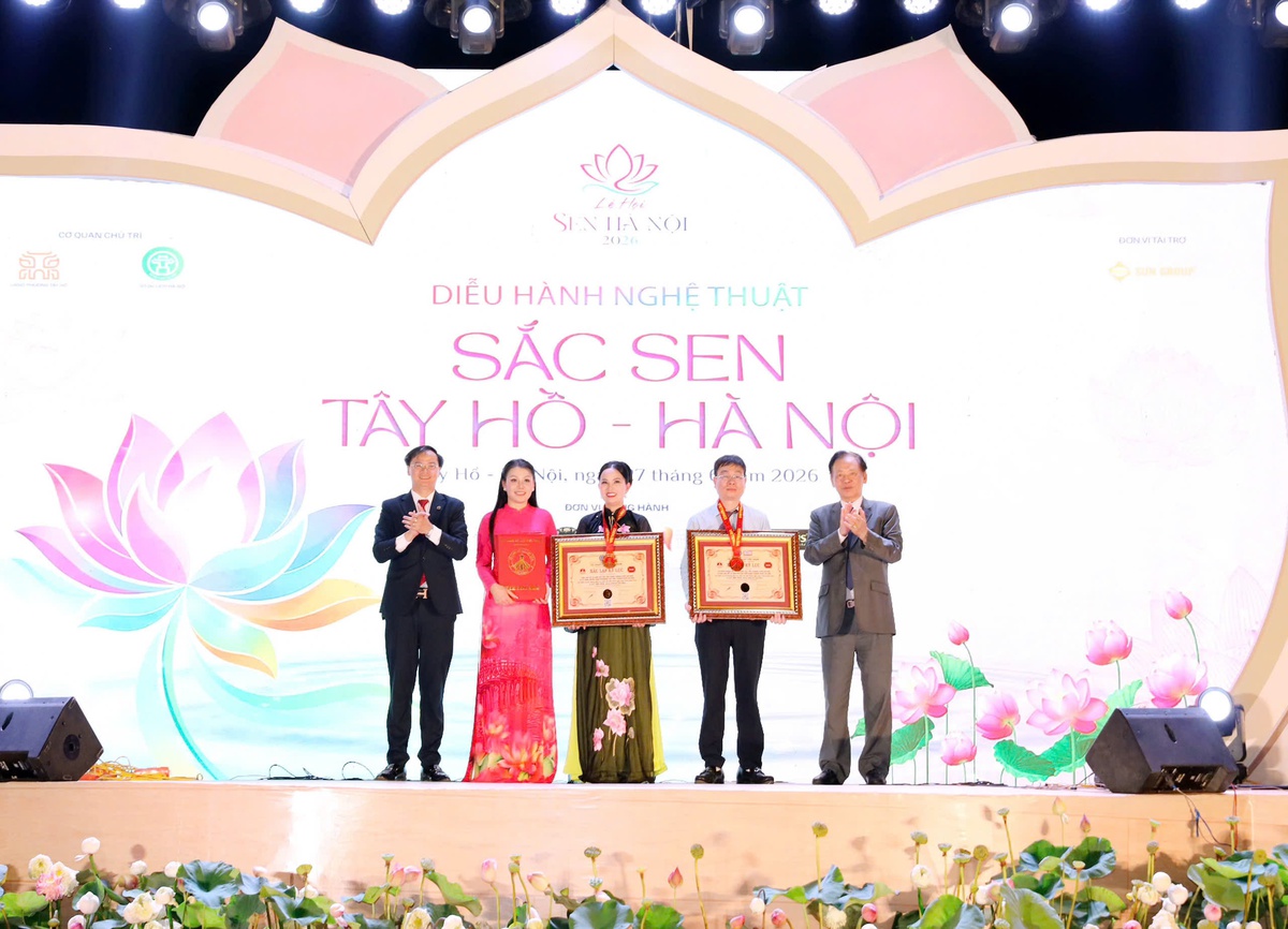 Nhà thiết kế Hương Beful và sứ mệnh khơi nguồn di sản: Hàng ngàn tà áo dài hòa sắc tạo nên đóa sen kỉ lục  - Ảnh 2.