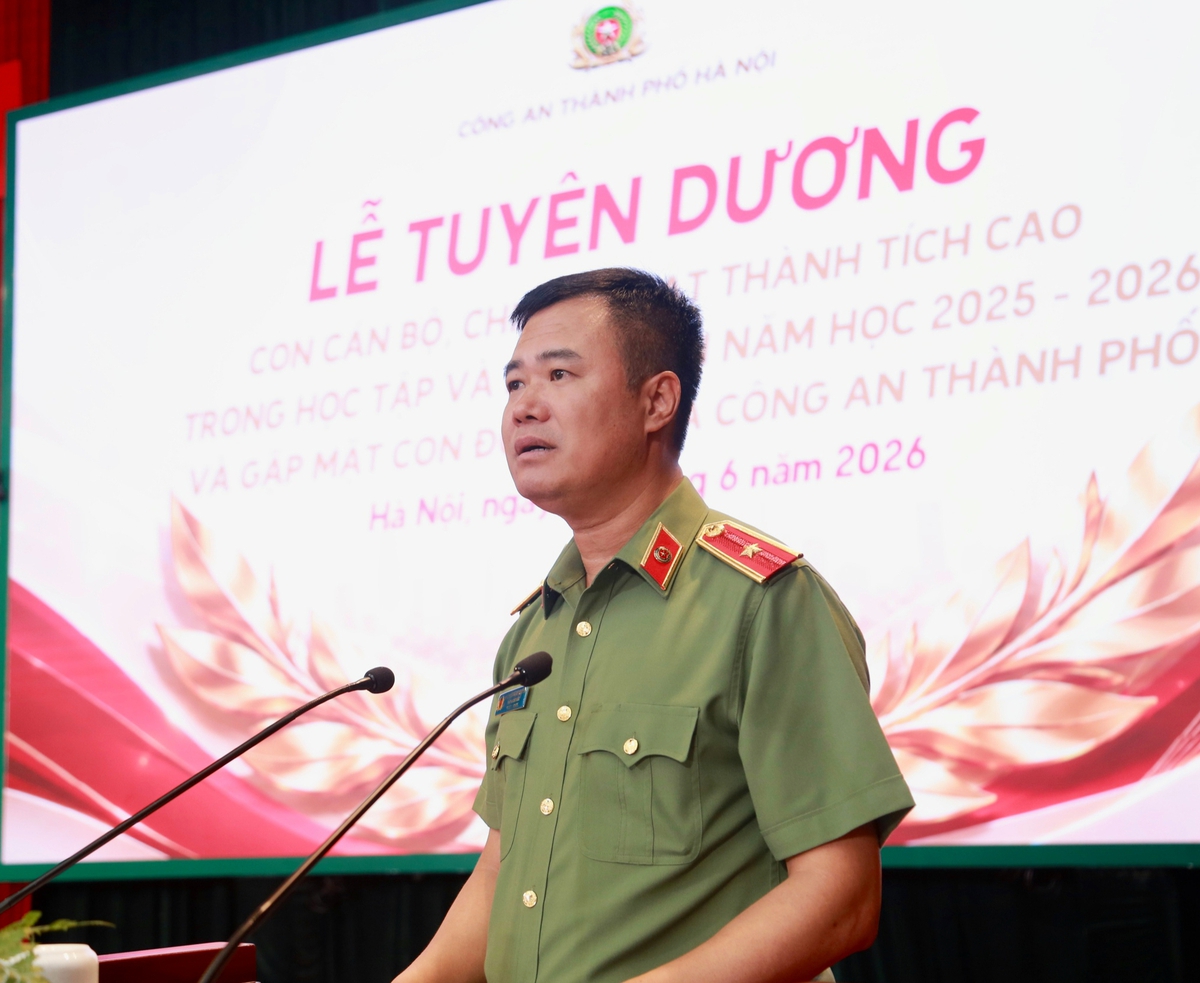 Công an Hà Nội tuyên dương con cán bộ, chiến sĩ và con đỡ đầu - Ảnh 1.