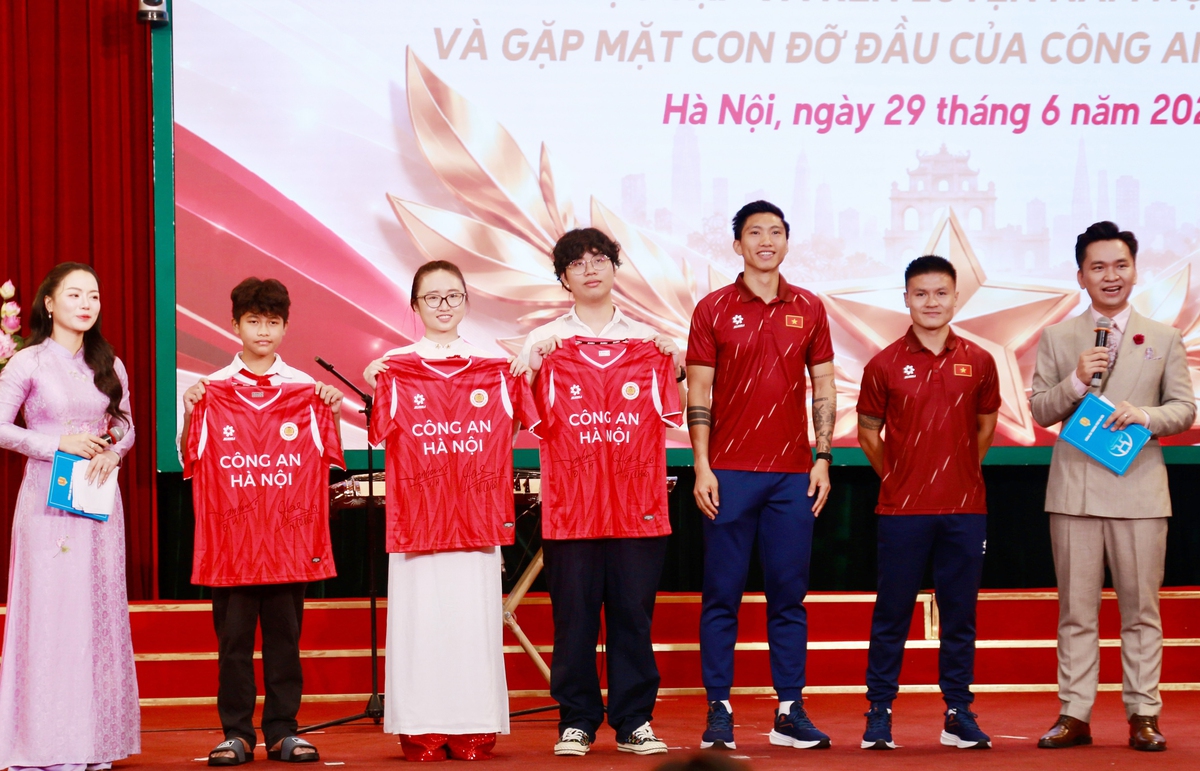 Công an Hà Nội tuyên dương con cán bộ, chiến sĩ và con đỡ đầu - Ảnh 2.