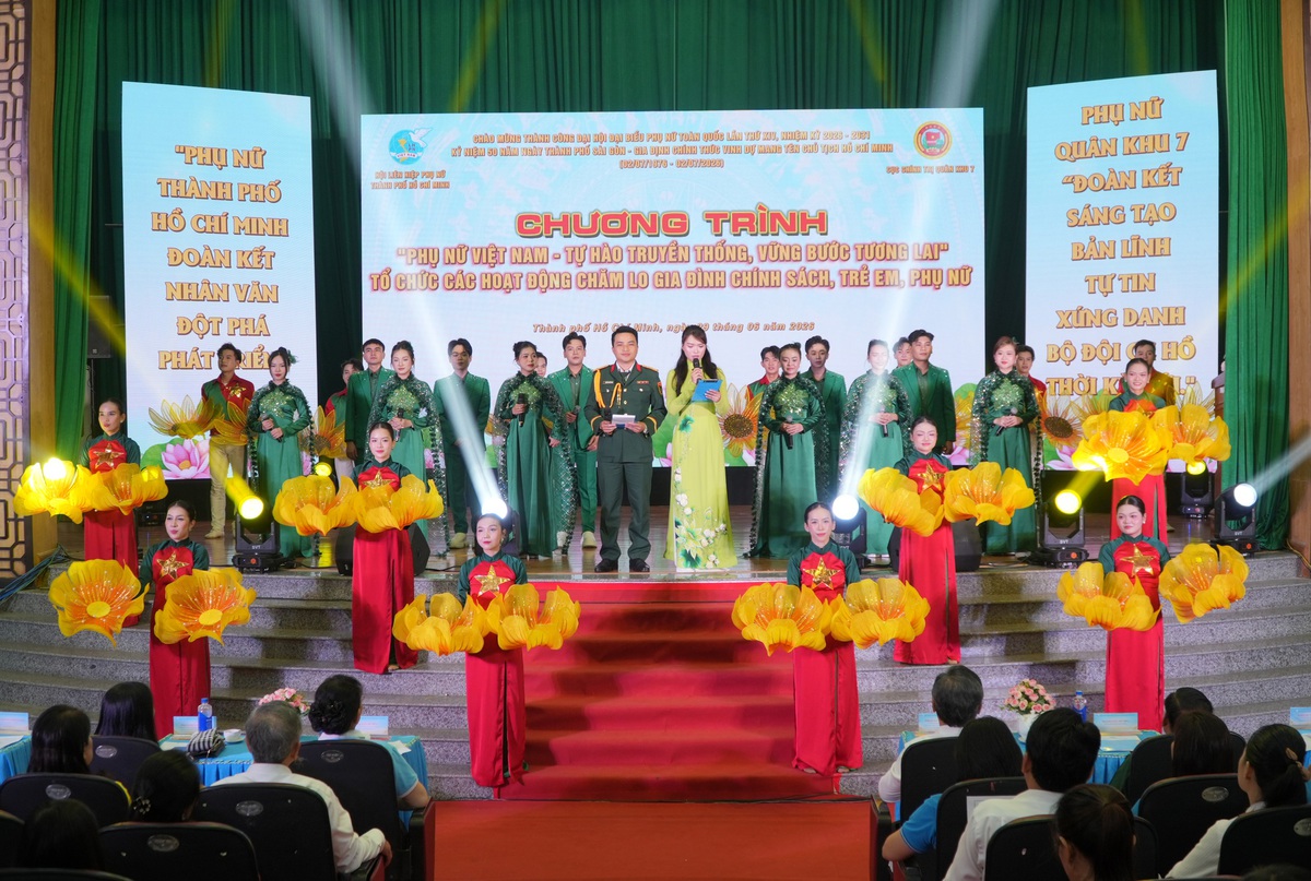 TPHCM: Ấm áp nghĩa tình sẻ chia với phụ nữ, trẻ em và người dân xã Cần Giờ- Ảnh 9.