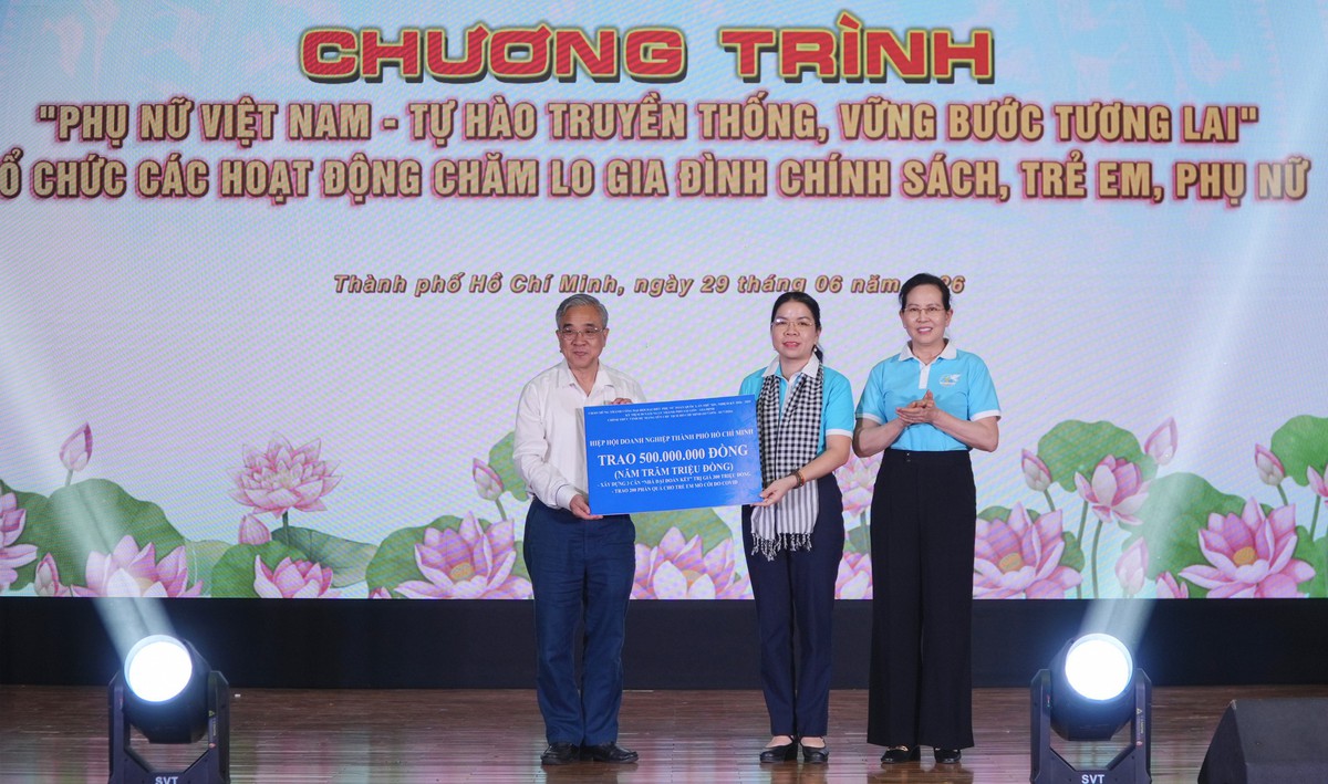 TPHCM: Ấm áp nghĩa tình sẻ chia với phụ nữ, trẻ em và người dân xã Cần Giờ- Ảnh 3.