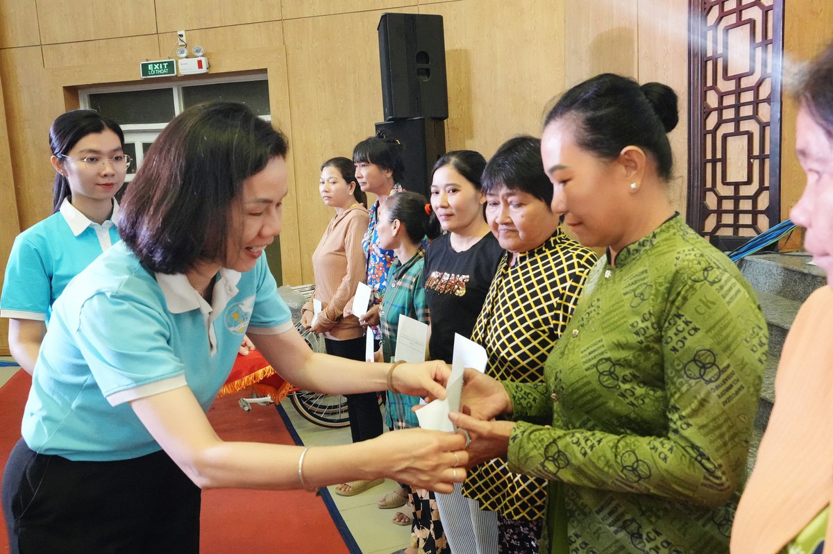 TPHCM: Ấm áp nghĩa tình sẻ chia với phụ nữ, trẻ em và người dân xã Cần Giờ- Ảnh 6.