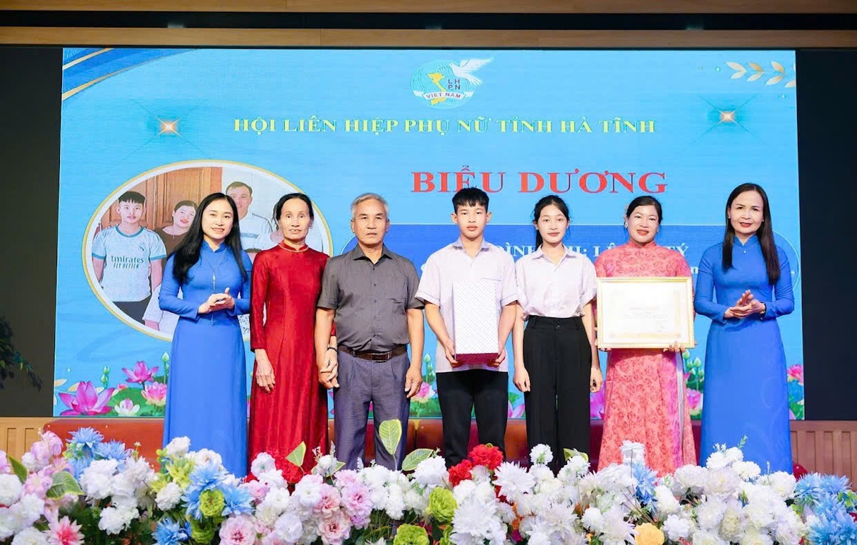 Phụ nữ Hà Tĩnh sôi nổi hoạt động chào mừng thành công Đại hội XIV - Ảnh 1.