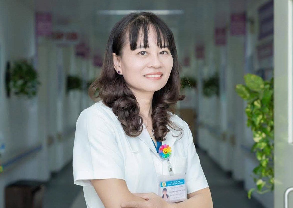Đau bụng tưởng rối loạn tiêu hóa, bé gái 14 tuổi phát hiện u buồng trứng xoắn 12cm - Ảnh 1.