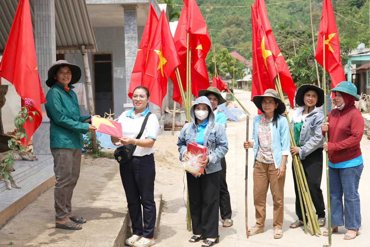 Phụ nữ Đà Nẵng vun đắp đường cờ Tổ quốc rực rỡ sắc hoa, kiến tạo tương lai xanh- Ảnh 9.