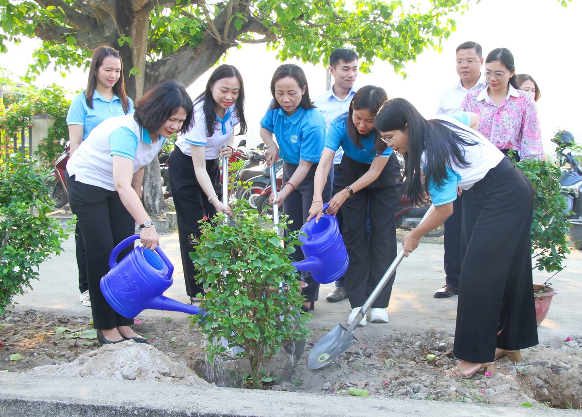 Phụ nữ Đà Nẵng vun đắp đường cờ Tổ quốc rực rỡ sắc hoa, kiến tạo tương lai xanh- Ảnh 7.