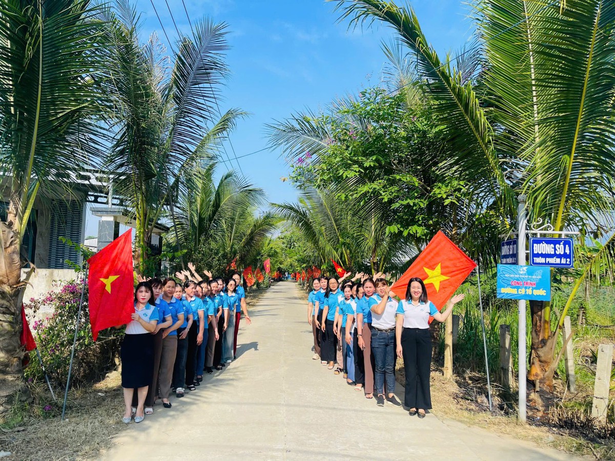 Phụ nữ Đà Nẵng vun đắp đường cờ Tổ quốc rực rỡ sắc hoa, kiến tạo tương lai xanh- Ảnh 2.