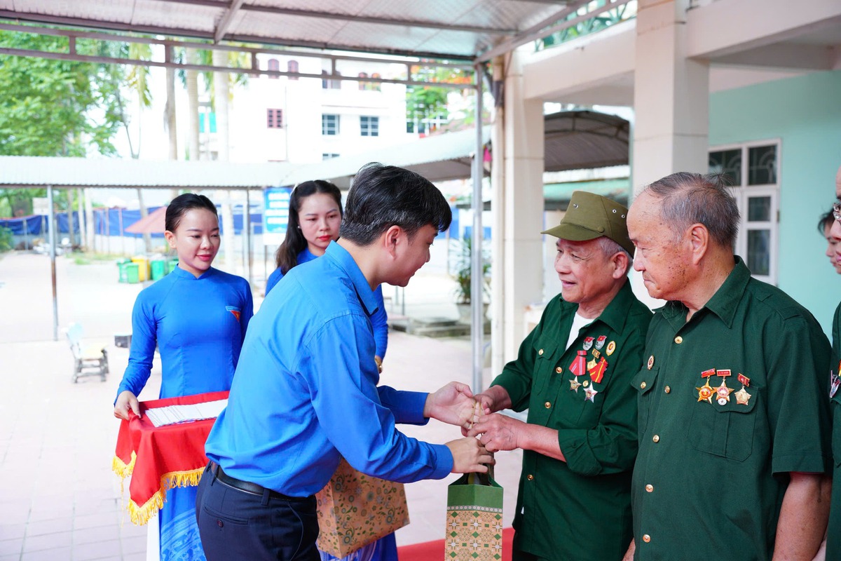 Lạng Sơn: Ra quân Chiến dịch Thanh niên tình nguyện hè và hưởng ứng Tháng hành động vì trẻ em 2026- Ảnh 4.