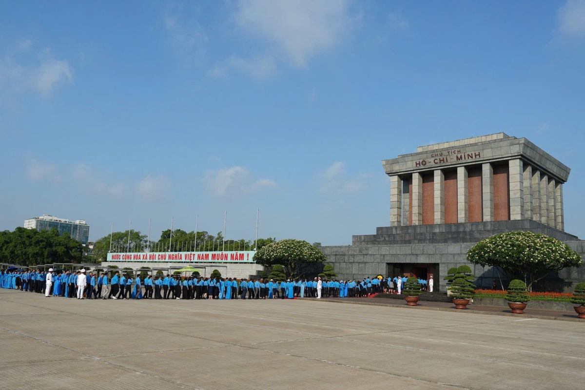 Đại biểu dự Đại hội Công đoàn Việt Nam XIV viếng Lăng Chủ tịch Hồ Chí Minh- Ảnh 1.