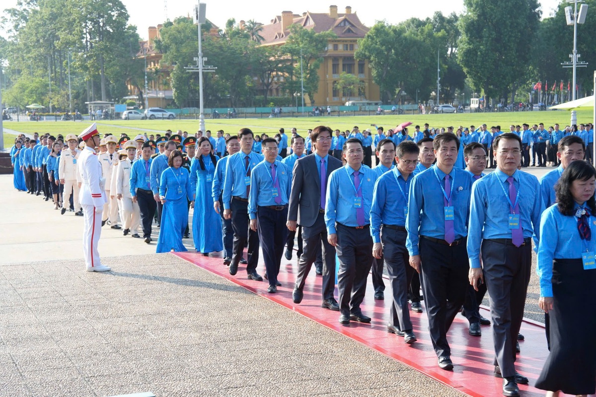 Đại biểu dự Đại hội Công đoàn Việt Nam XIV viếng Lăng Chủ tịch Hồ Chí Minh- Ảnh 4.