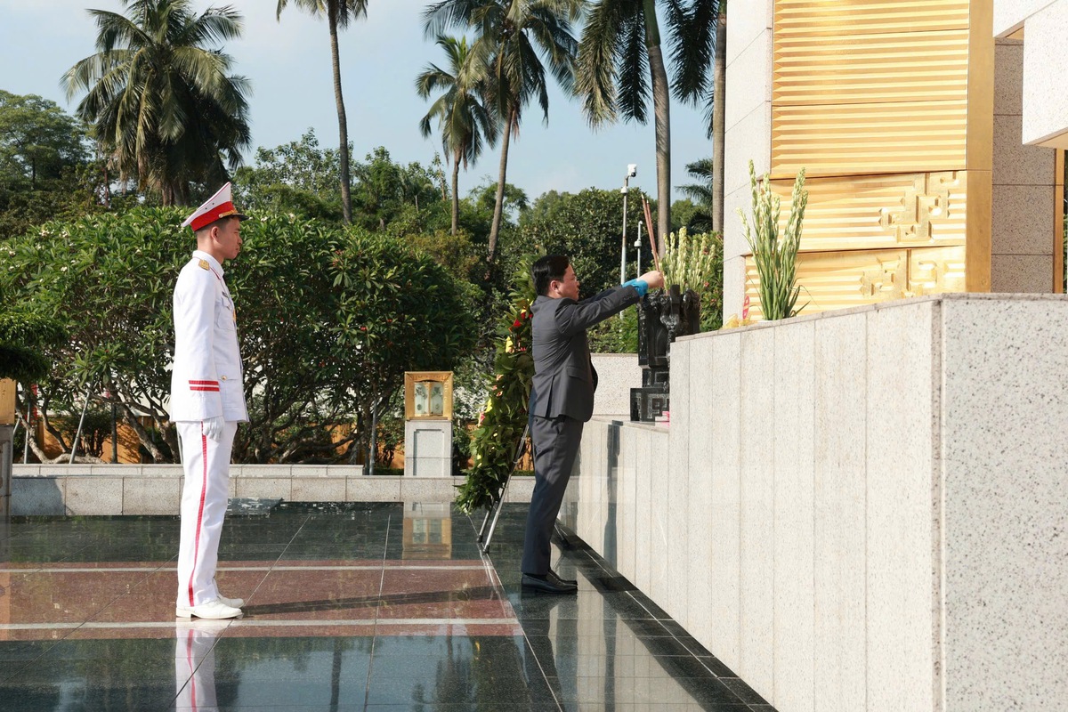 Đại biểu dự Đại hội Công đoàn Việt Nam XIV viếng Lăng Chủ tịch Hồ Chí Minh- Ảnh 5.
