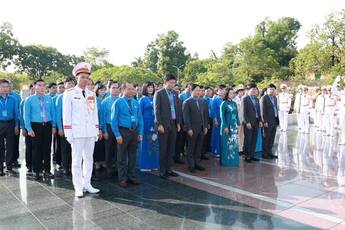 Đại biểu dự Đại hội Công đoàn Việt Nam XIV viếng Lăng Chủ tịch Hồ Chí Minh- Ảnh 6.