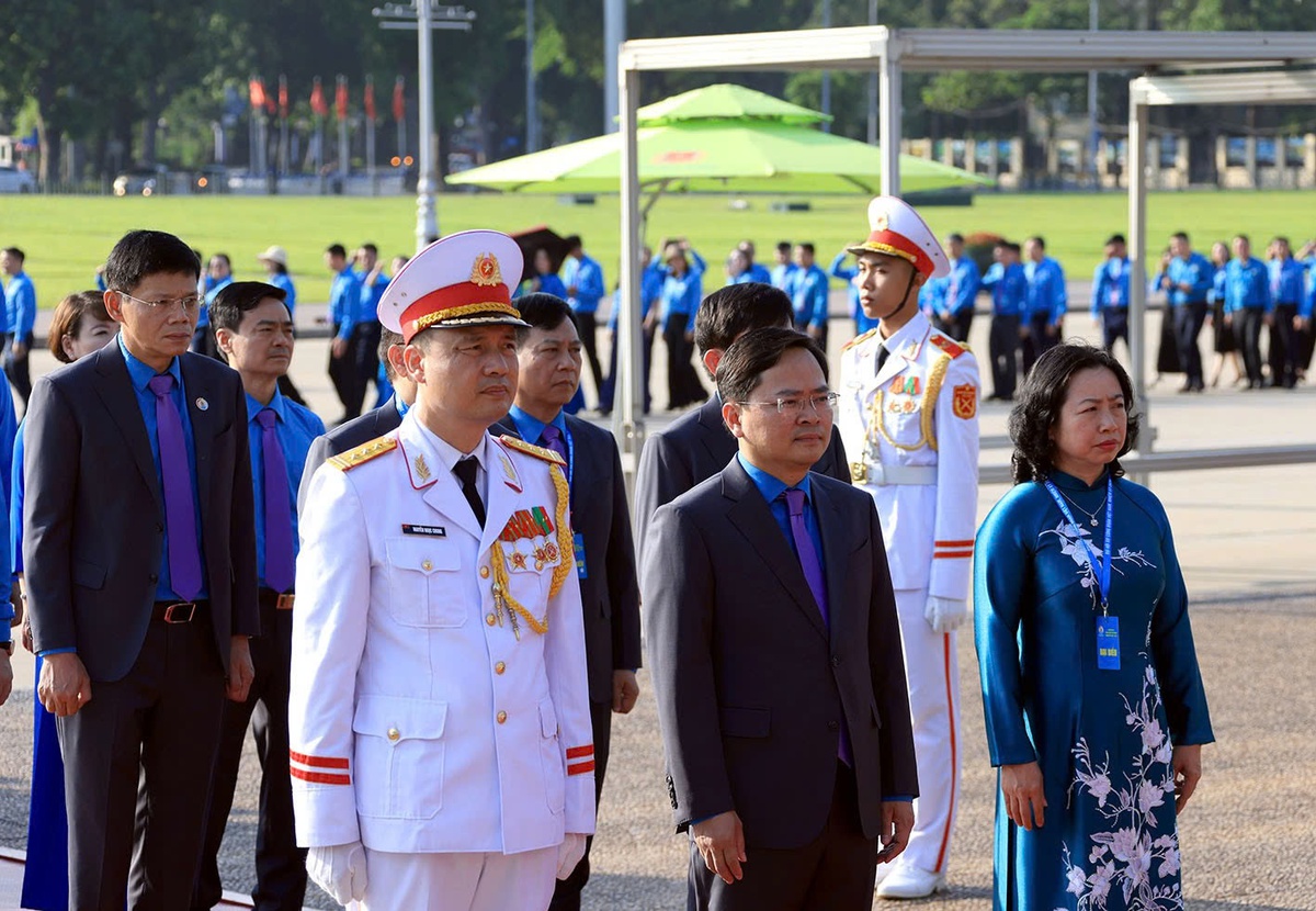 Đại biểu dự Đại hội Công đoàn Việt Nam XIV viếng Lăng Chủ tịch Hồ Chí Minh- Ảnh 2.
