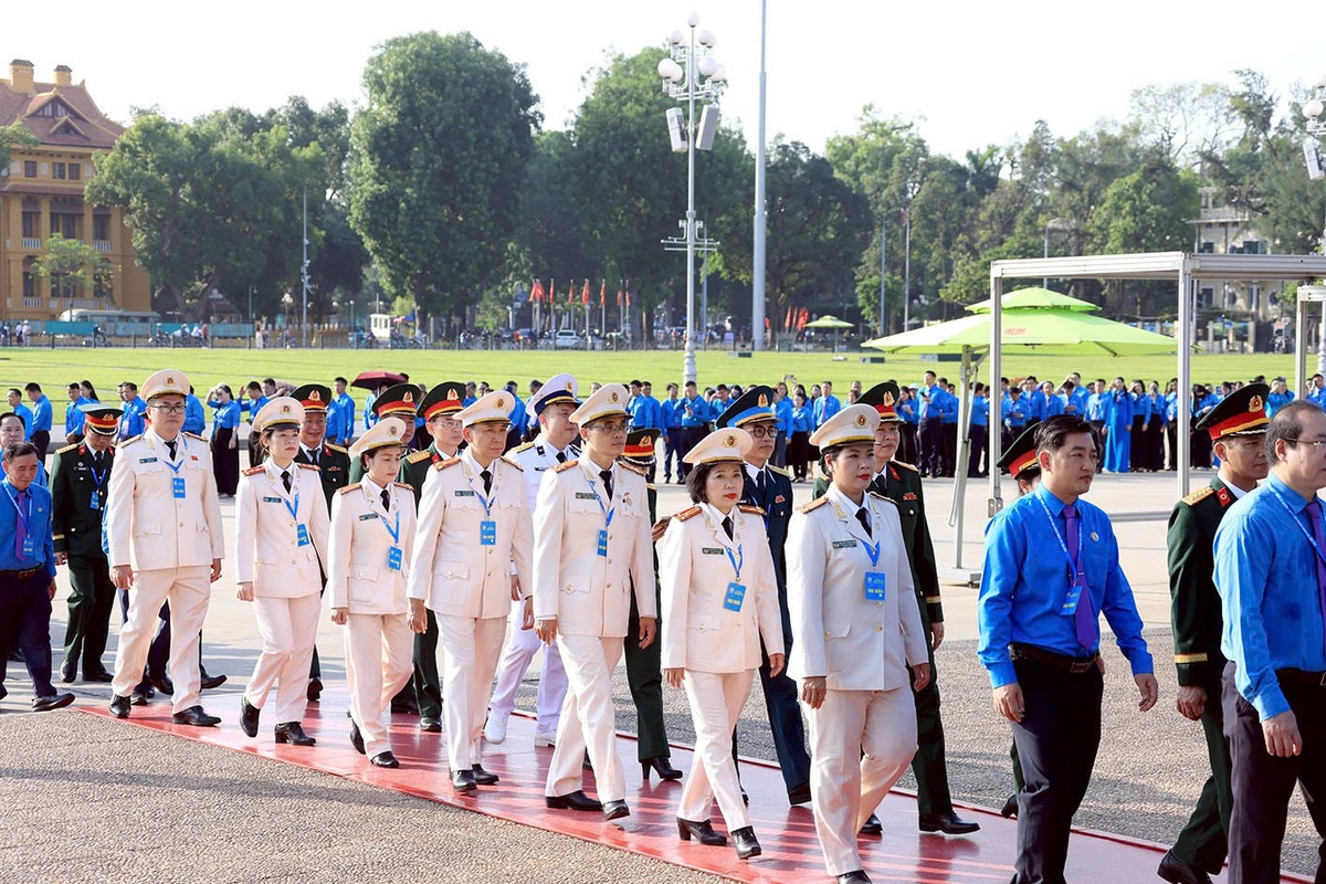 Đại biểu dự Đại hội Công đoàn Việt Nam XIV viếng Lăng Chủ tịch Hồ Chí Minh- Ảnh 3.